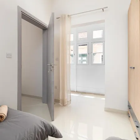 Modern 2bd With Maltese Balcony & Back Yard - Close To St Julian's & St Georges Bay & Sliema Promenade