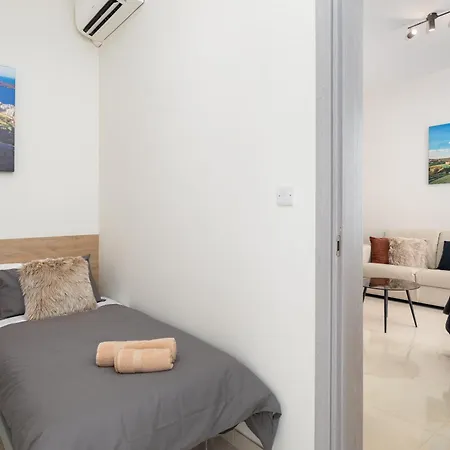 Modern 2bd With Maltese Balcony & Back Yard - Close To St Julian's & St Georges Bay & Sliema Promenade *