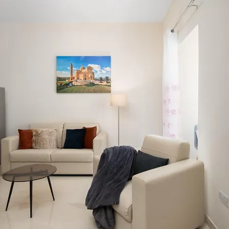 Modern 2bd With Maltese Balcony & Back Yard - Close To St Julian's & St Georges Bay & Sliema Promenade Gzira