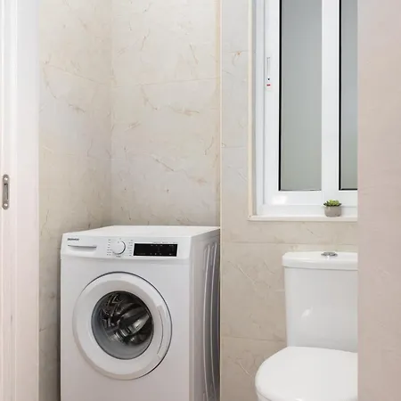 Modern 2bd With Maltese Balcony & Back Yard - Close To St Julian's & St Georges Bay & Sliema Promenade Appartement Gzira