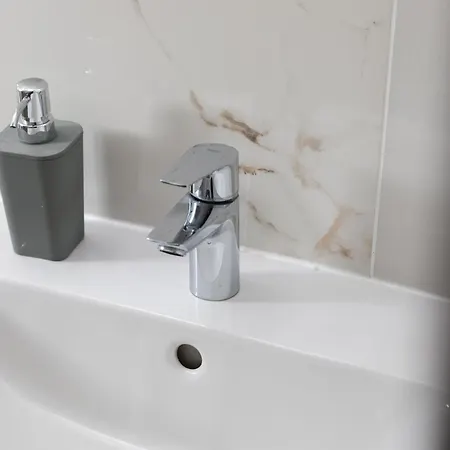 Modern 2bd With Maltese Balcony & Back Yard - Close To St Julian's & St Georges Bay & Sliema Promenade Appartement Gzira