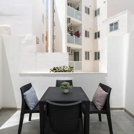 Modern 2bd With Maltese Balcony & Back Yard - Close To St Julian's & St Georges Bay & Sliema Promenade Gzira