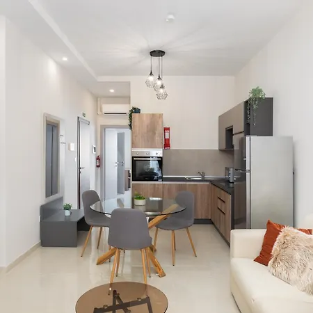 Modern 2bd With Maltese Balcony & Back Yard - Close To St Julian's & St Georges Bay & Sliema Promenade Gzira