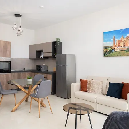 Modern 2bd With Maltese Balcony & Back Yard - Close To St Julian's & St Georges Bay & Sliema Promenade *