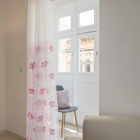 Modern 2bd With Maltese Balcony & Back Yard - Close To St Julian's & St Georges Bay & Sliema Promenade