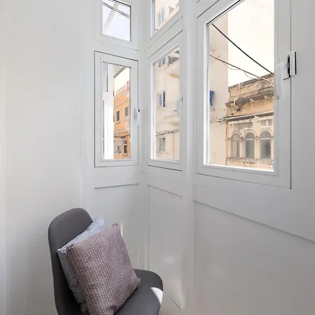 Modern 2bd With Maltese Balcony & Back Yard - Close To St Julian's & St Georges Bay & Sliema Promenade Apartment Gzira