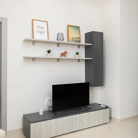 Modern 2bd With Maltese Balcony & Back Yard - Close To St Julian's & St Georges Bay & Sliema Promenade Apartment Gzira