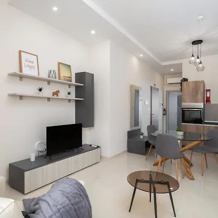 Modern 2bd With Maltese Balcony & Back Yard - Close To St Julian's & St Georges Bay & Sliema Promenade Apartment Gzira