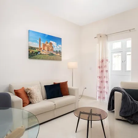Modern 2bd With Maltese Balcony & Back Yard - Close To St Julian's & St Georges Bay & Sliema Promenade * Gzira