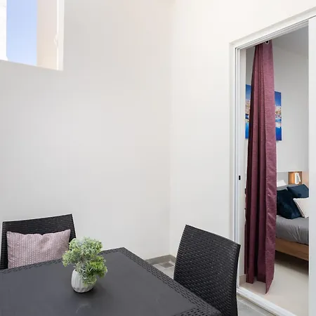 Apartment Modern 2bd With Maltese Balcony & Back Yard - Close To St Julian's & St Georges Bay & Sliema Promenade
