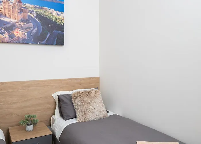 Modern 2bd With Maltese Balcony & Back Yard - Close To St Julian's & St Georges Bay & Sliema Promenade