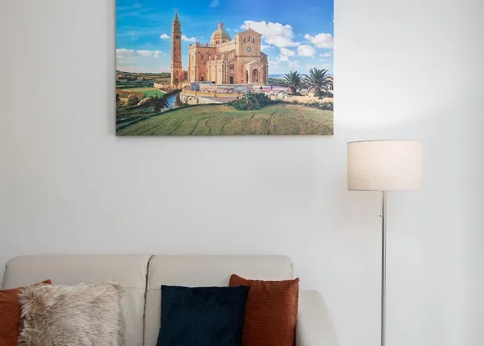 Appartement Modern 2bd With Maltese Balcony & Back Yard - Close To St Julian's & St Georges Bay & Sliema Promenade Gzira