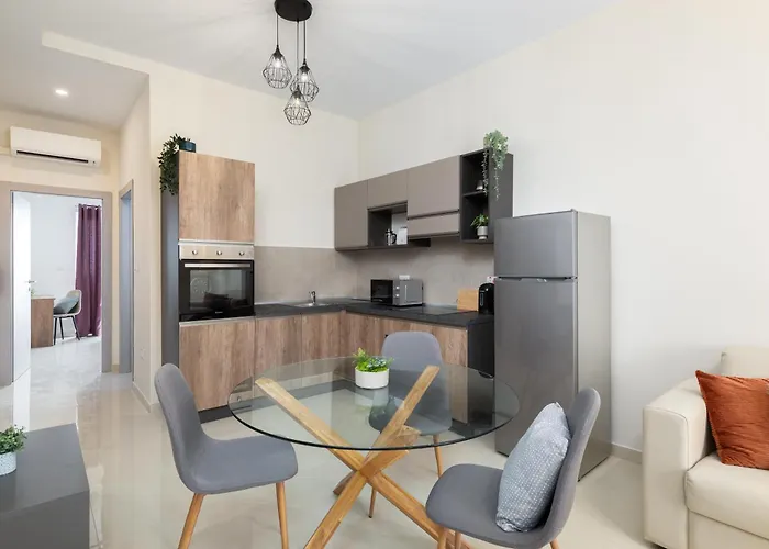 Apartman Modern 2bd With Maltese Balcony & Back Yard - Close To St Julian's & St Georges Bay & Sliema Promenade