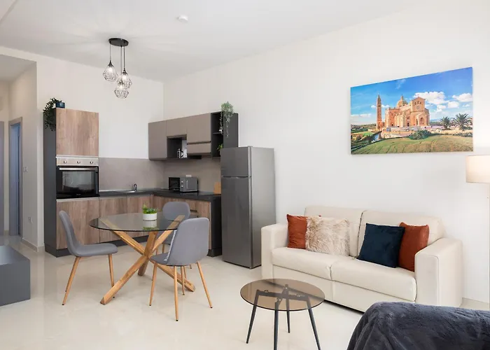 Modern 2bd With Maltese Balcony & Back Yard - Close To St Julian's & St Georges Bay & Sliema Promenade *