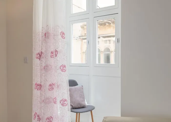 Modern 2bd With Maltese Balcony & Back Yard - Close To St Julian's & St Georges Bay & Sliema Promenade