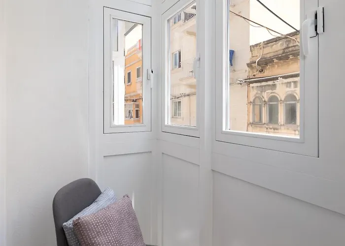 Modern 2bd With Maltese Balcony & Back Yard - Close To St Julian's & St Georges Bay & Sliema Promenade Appartement Gzira