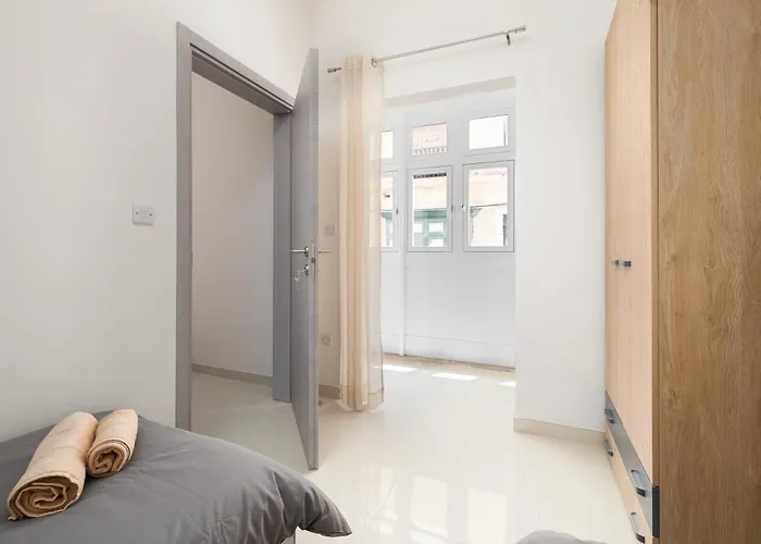 Modern 2bd With Maltese Balcony & Back Yard - Close To St Julian's & St Georges Bay & Sliema Promenade