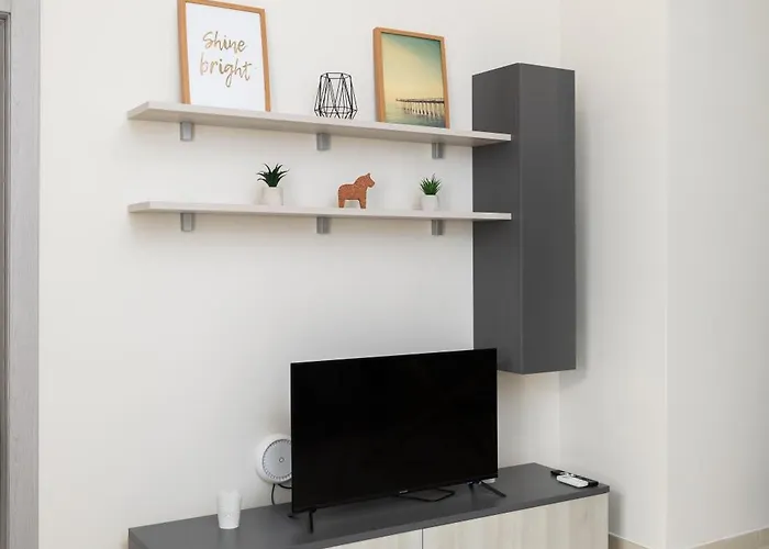 Modern 2bd With Maltese Balcony & Back Yard - Close To St Julian's & St Georges Bay & Sliema Promenade Appartement Gzira