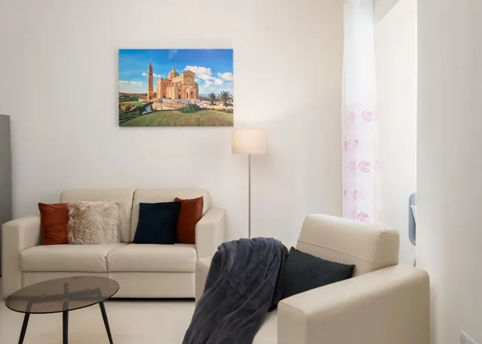 Modern 2bd With Maltese Balcony & Back Yard - Close To St Julian's & St Georges Bay & Sliema Promenade Gzira