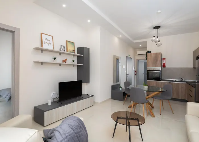 Modern 2bd With Maltese Balcony & Back Yard - Close To St Julian's & St Georges Bay & Sliema Promenade Apartman Gżira