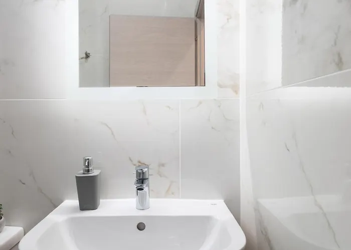 Apartman Modern 2bd With Maltese Balcony & Back Yard - Close To St Julian's & St Georges Bay & Sliema Promenade