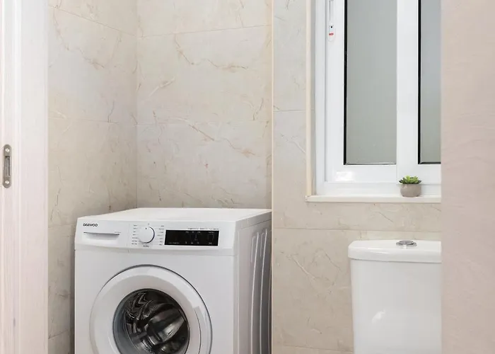 Modern 2bd With Maltese Balcony & Back Yard - Close To St Julian's & St Georges Bay & Sliema Promenade Appartement Gzira