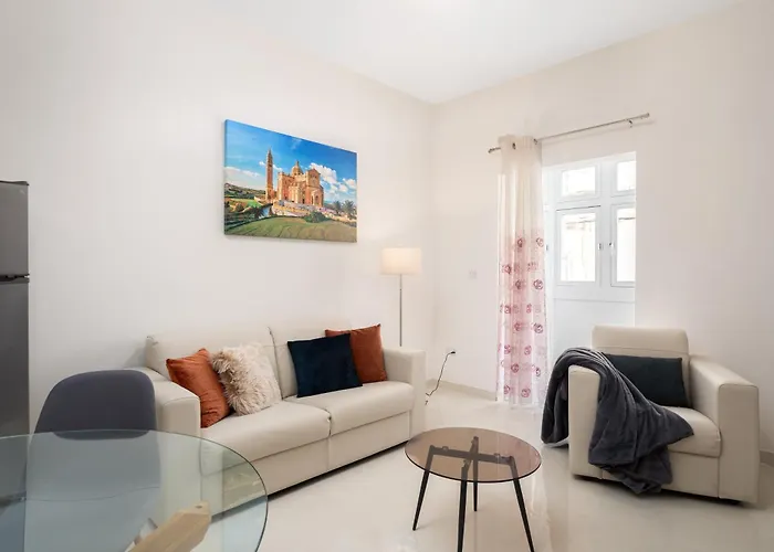Modern 2bd With Maltese Balcony & Back Yard - Close To St Julian's & St Georges Bay & Sliema Promenade * Gżira