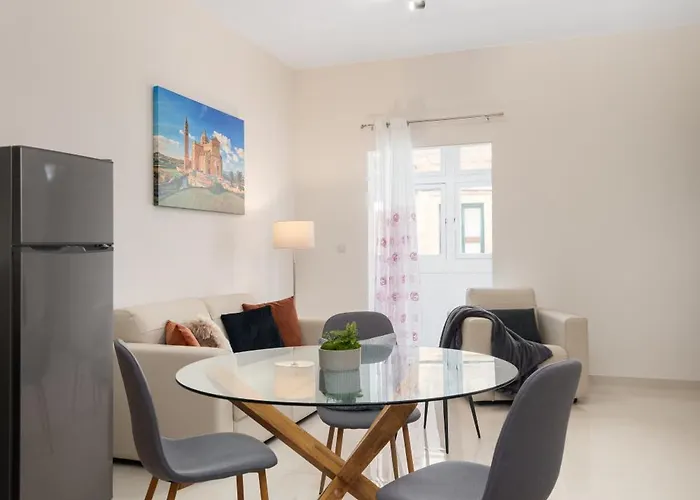 Modern 2bd With Maltese Balcony & Back Yard - Close To St Julian's & St Georges Bay & Sliema Promenade Apartman