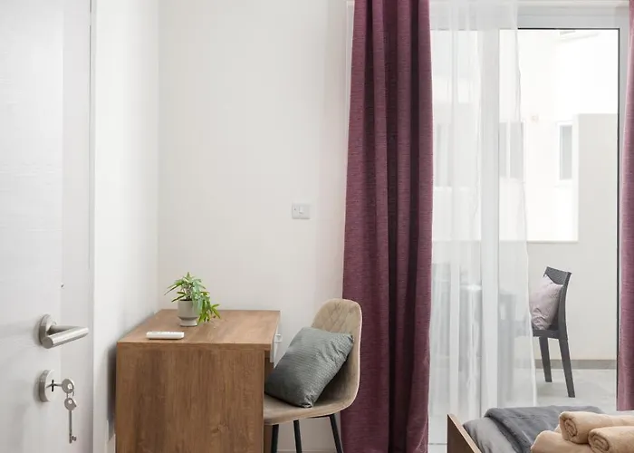 Modern 2bd With Maltese Balcony & Back Yard - Close To St Julian's & St Georges Bay & Sliema Promenade Appartement Gzira