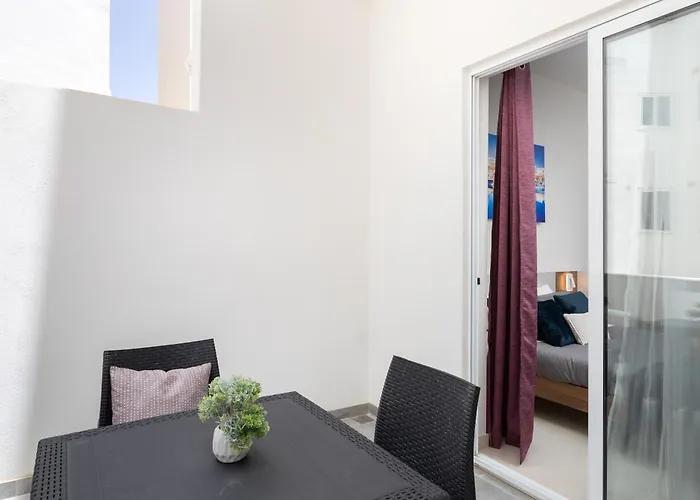 Apartman Modern 2bd With Maltese Balcony & Back Yard - Close To St Julian's & St Georges Bay & Sliema Promenade