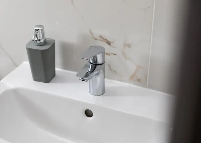 Modern 2bd With Maltese Balcony & Back Yard - Close To St Julian's & St Georges Bay & Sliema Promenade Apartman Gżira