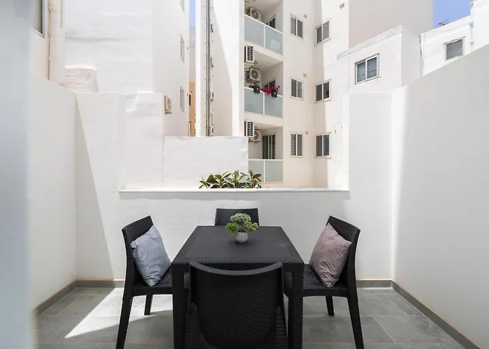 Modern 2bd With Maltese Balcony & Back Yard - Close To St Julian's & St Georges Bay & Sliema Promenade Gżira