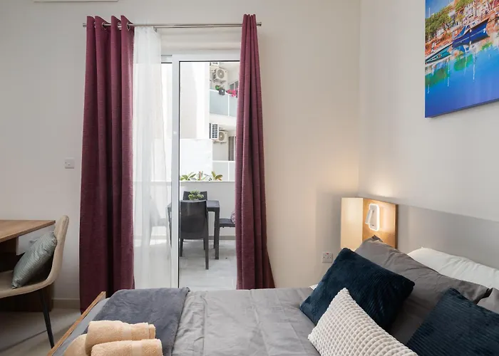 Modern 2bd With Maltese Balcony & Back Yard - Close To St Julian's & St Georges Bay & Sliema Promenade * Gżira